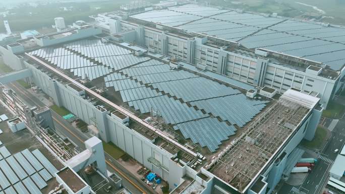 深圳光明区华星光电厂区楼顶太阳能板