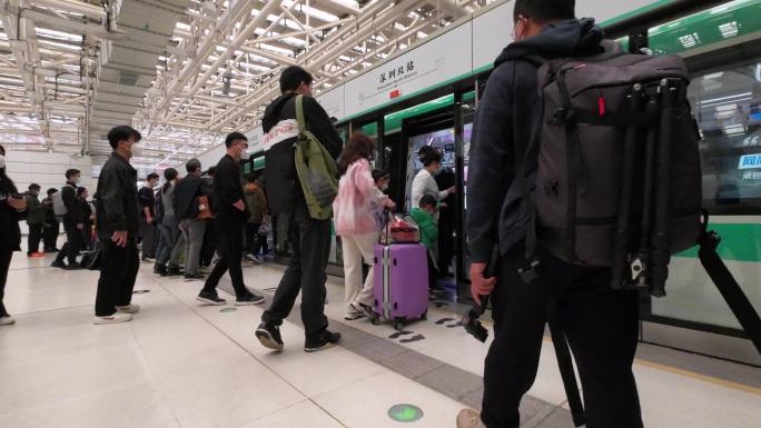 深圳北站地铁站人流上下班高峰期
