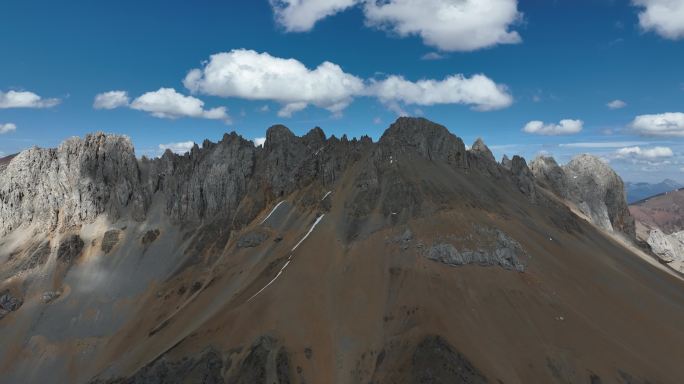 白马雪山垭口附近的巨石山峰