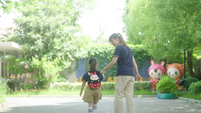 小朋友幼儿园上学