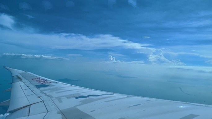 飞机外的云朵
