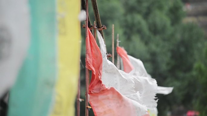 风中飘动的彩色经幡特写