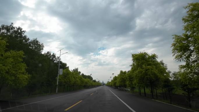 村村通道路上行驶多云天阴天4k