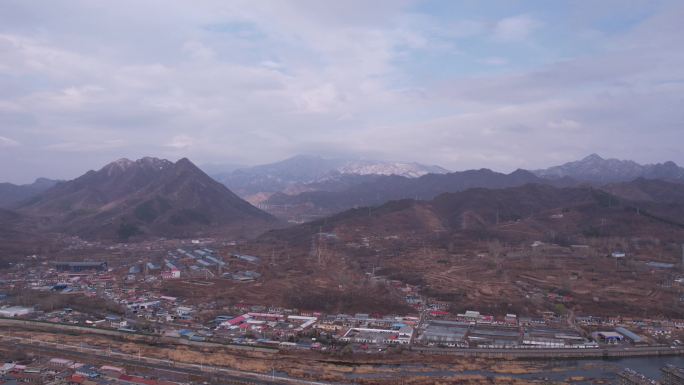 【4K】航拍延时山脊民居白云