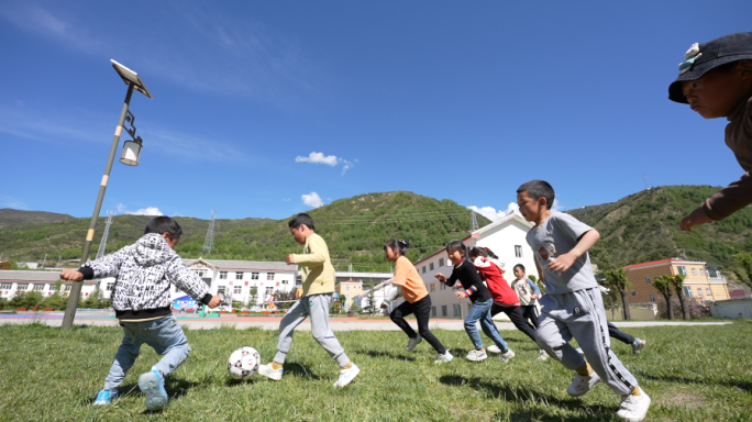 山区里的小学生踢足球