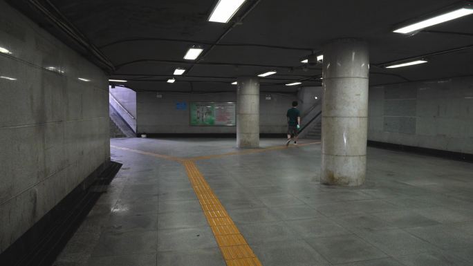 4K升格实拍,羊城广州夏天过街隧道的行人