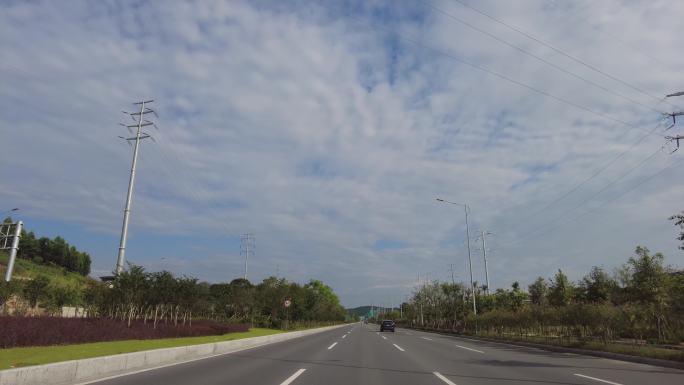 路公路道路天气晴朗蓝天白云开车视角在路上