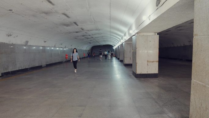 4K升格实拍，羊城广州夏天过街隧道的行人