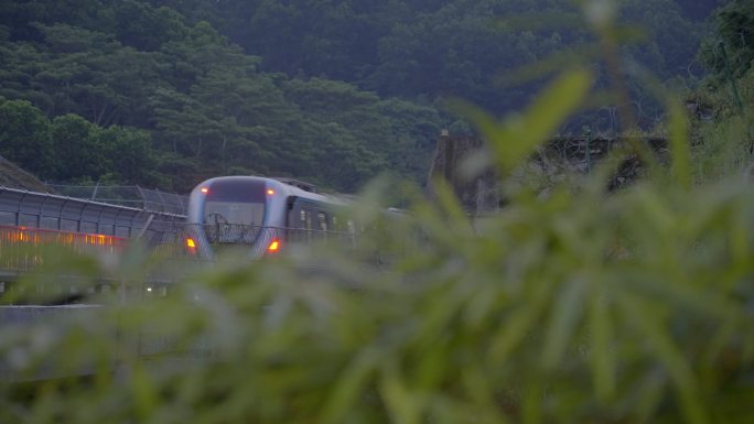 广州黄埔区长平站地铁有轨电车开出