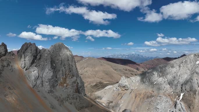 白马雪山垭口附近的巨石山峰