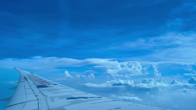 飞机蓝天窗外