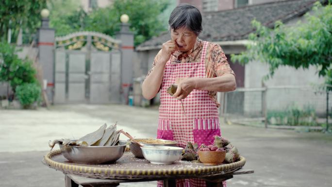 农家小院包粽子 包粽子