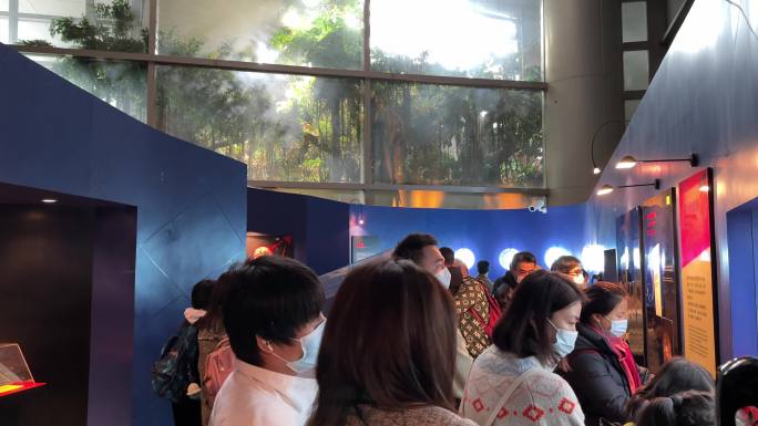 4K原创 上海科技馆内参观的游客