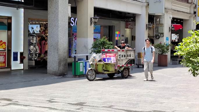 街头捡垃圾的流浪者