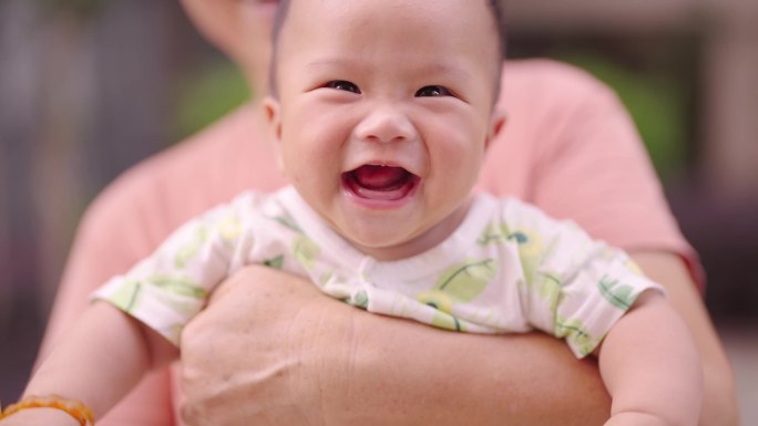 【4K120P】婴儿治愈笑容温馨慢动作