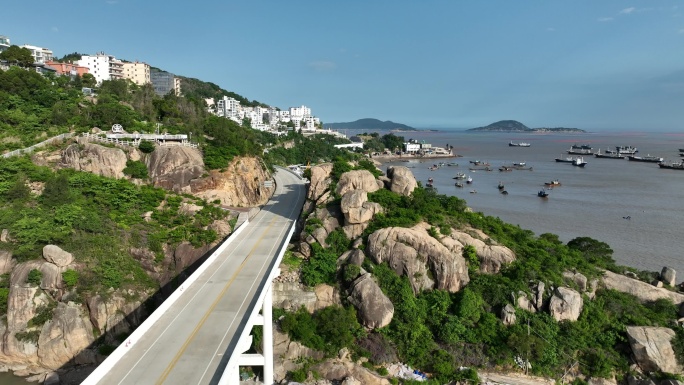 沿海公路航拍汽车行驶在海边公路福建海岸线