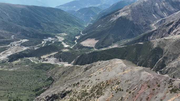 白马雪山垭口附近的盘山路和远处的梅里雪山