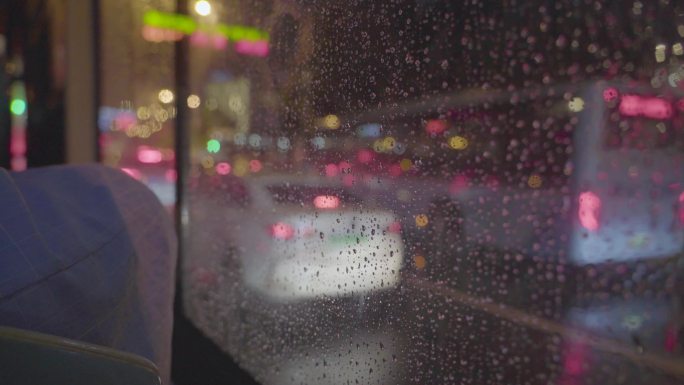 雨天坐公交车车窗雨滴