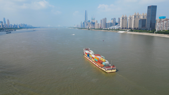 长江航运 色彩斑斓集装箱船
