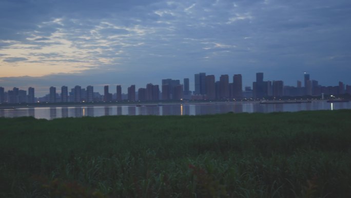 黎明的汉口江滩