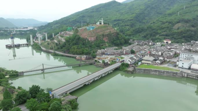 川藏公路飞仙关大桥钢架桥建设中的川藏铁路