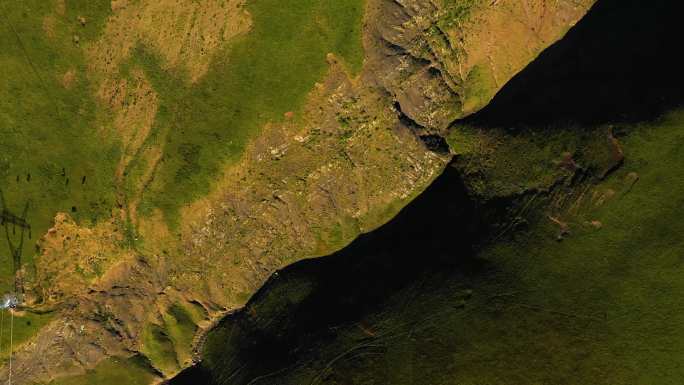 深山峡谷 山脉 山沟 山坡 草原黄石泥土