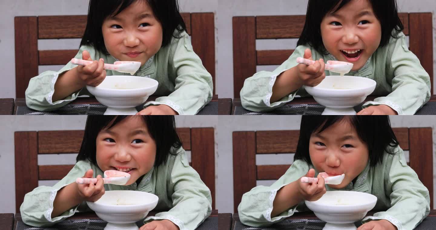 自理能力：儿童用勺子吃粥