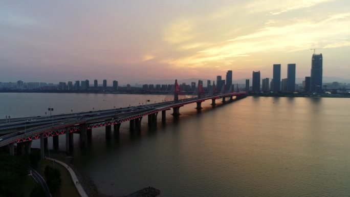航拍城市的夕阳与跨江大桥4K