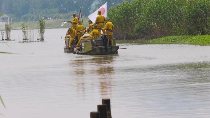 日本兵军队乘船前进在湖面上6