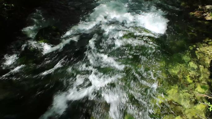 绿色湍流溪流水流