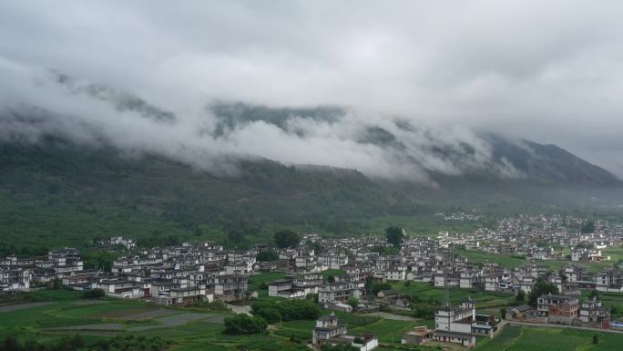 安静美丽的自然雨后苍山素材