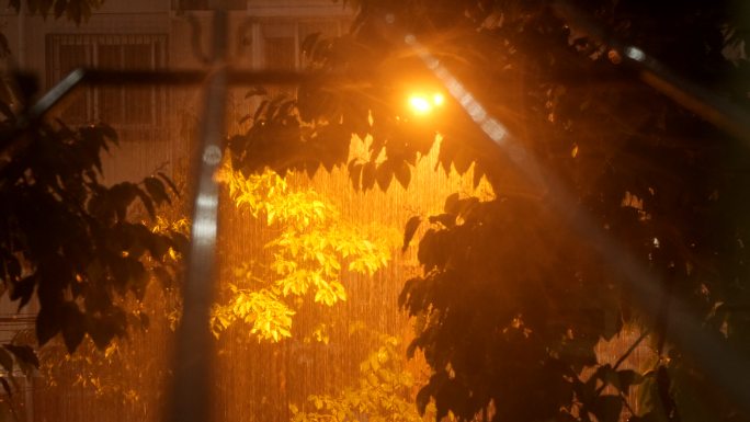 雨夜 暴雨 大雨 倾盆大雨 路灯 雨丝