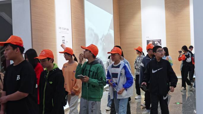 中小学生参观博物馆