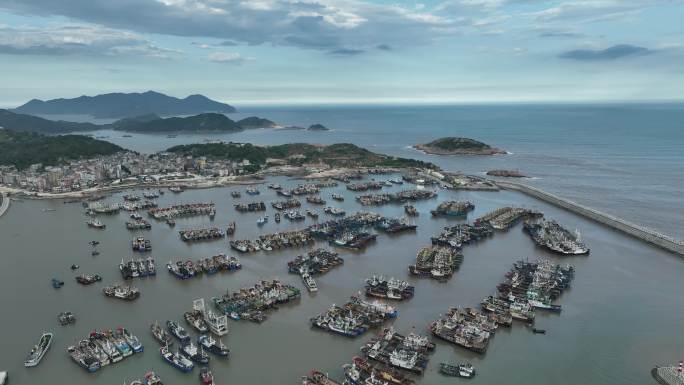 海边港口渔船航拍码头船舶渔港海岸停靠船只