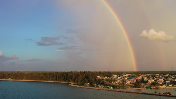 航拍海边小渔村的雨后彩虹