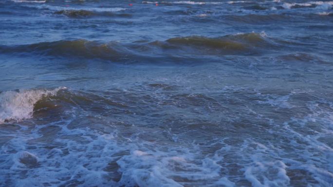 海边涨潮海水长焦特写