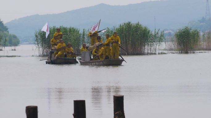 日本兵军队乘船前进在湖面上3