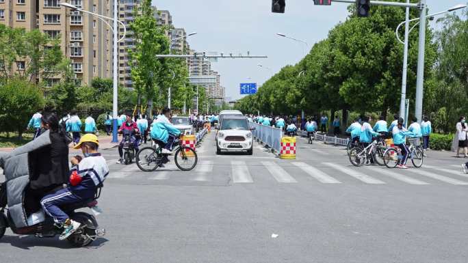 中小学生放学过马路