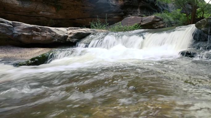 山间小溪流水