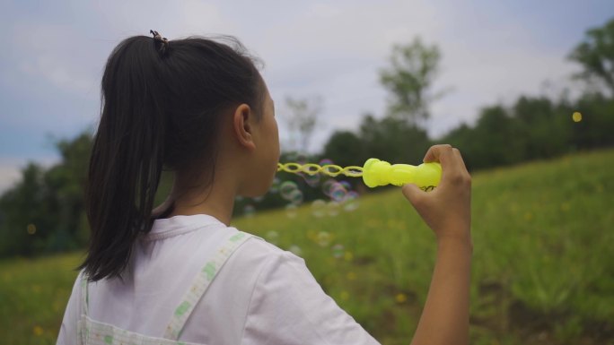 清新唯美女孩 玩泡泡机 吹泡泡