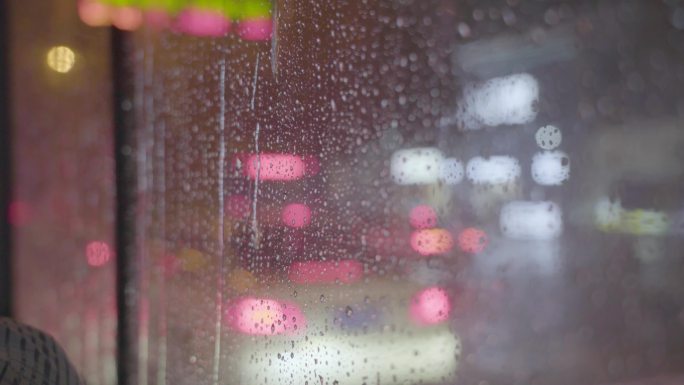 雨天坐公交车-车窗上的雨滴