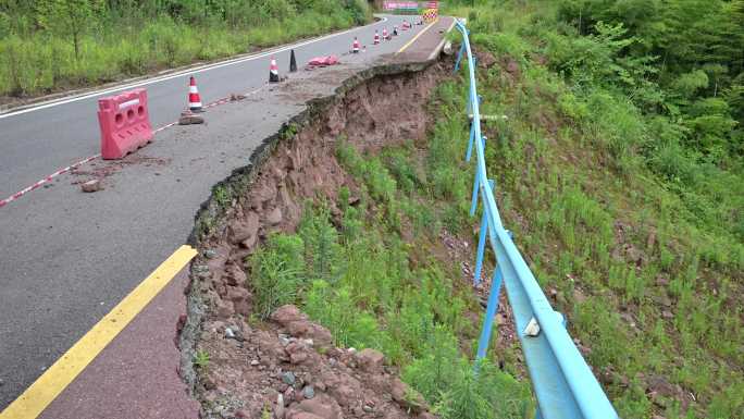 乡村公路路基垮塌路面塌方