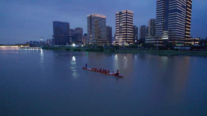 城市河道夜间龙舟训练