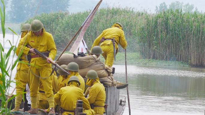 日本兵军队乘船前进在湖面上2