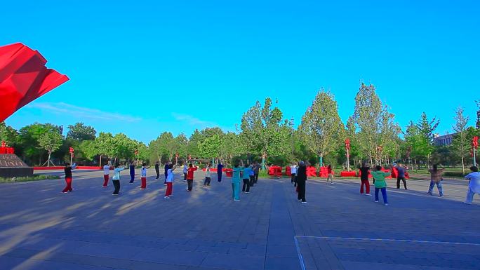 石家庄平山县在红旗雕塑下晨练的老年人
