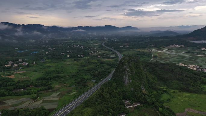 穿梭在崇山峻岭中的公路