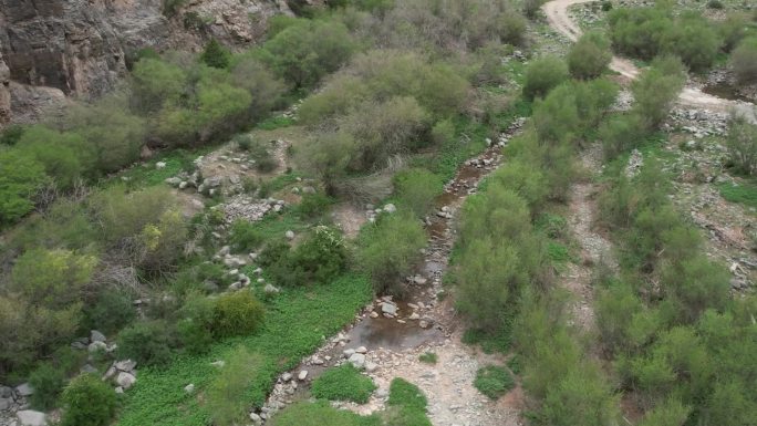 贺兰山上水流