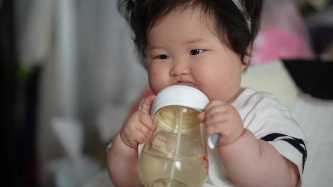宝宝喝水