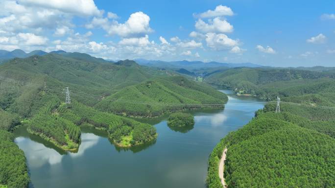 蓝天白云水库碧绿湖水