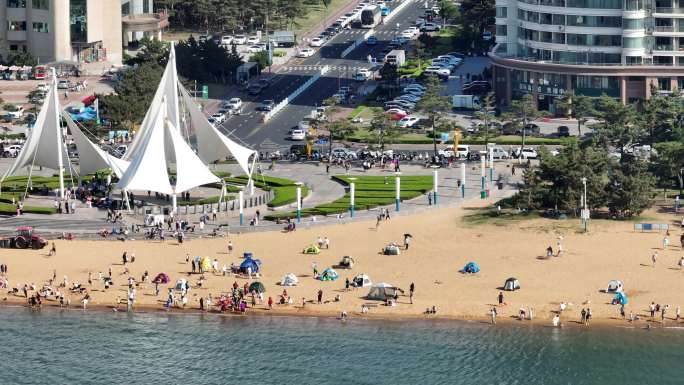 航拍夏季的威海国际海水浴场大白帆广场